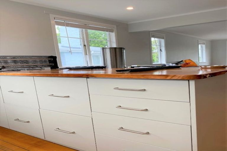 Photo of property in 20 Taipari Road, Te Atatu Peninsula, Auckland, 0610