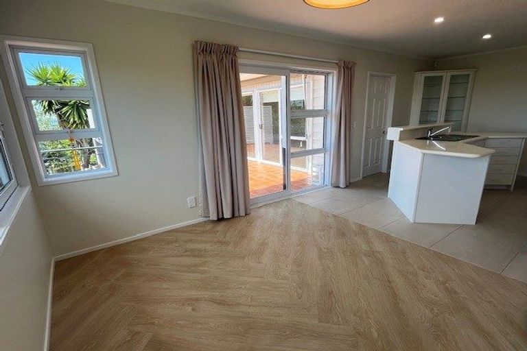 Photo of property in 3 Copperfield Terrace, Mellons Bay, Auckland, 2014