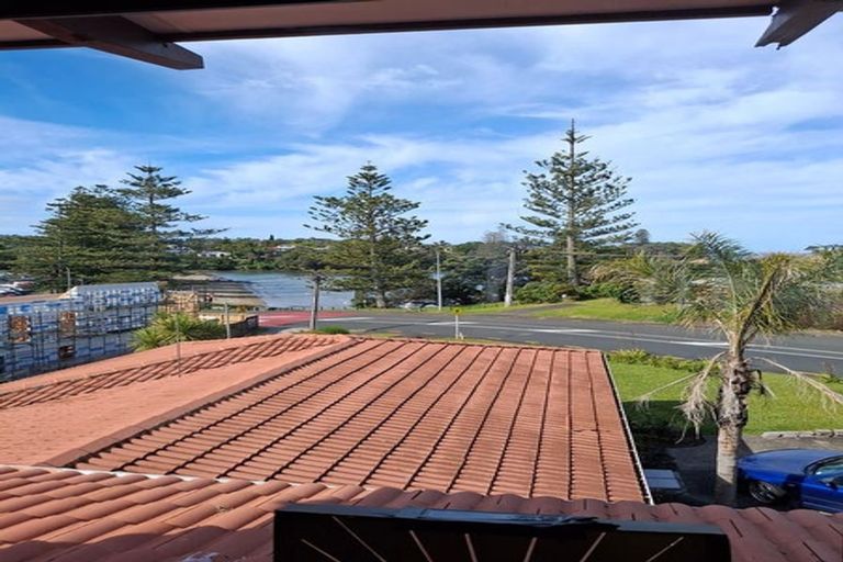 Photo of property in 2/918 Beach Road, Waiake, Auckland, 0630
