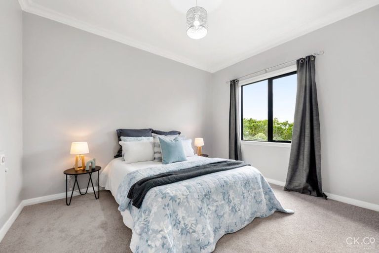 Photo of property in 24 Miromiro Road, Normandale, Lower Hutt, 5010