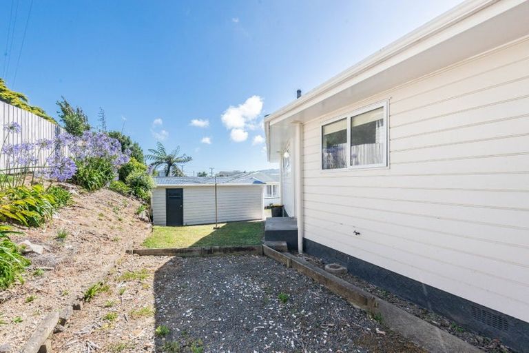 Photo of property in 12 Griffiths Grove, Newlands, Wellington, 6037