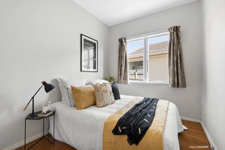 Photo of property in 12 Lyndfield Lane, Newlands, Wellington, 6037