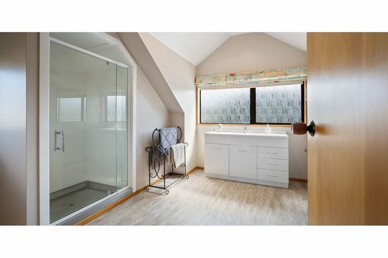 Photo of property in 2 Elsom Lane, Avonhead, Christchurch, 8042