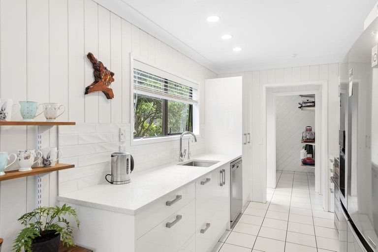 Photo of property in 117 Daffodil Street, Titirangi, Auckland, 0604