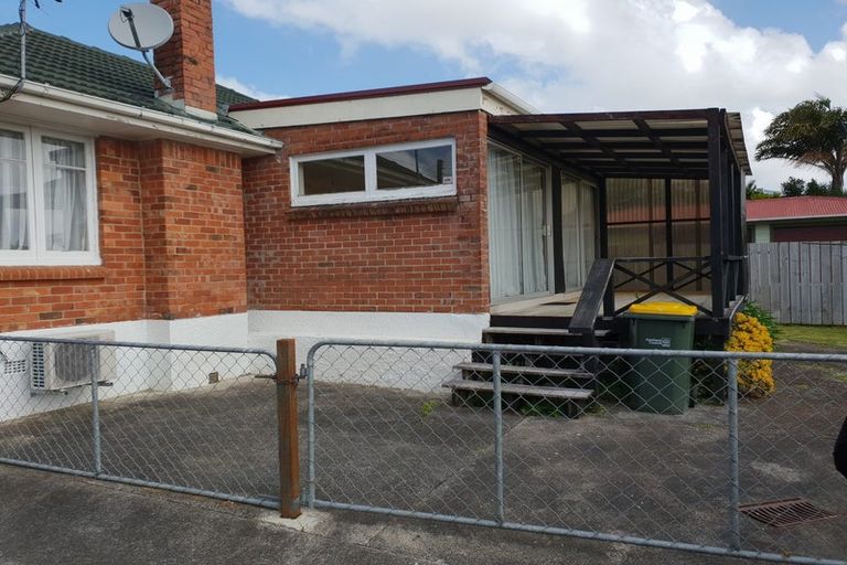 Photo of property in 37 Woodglen Road, Glen Eden, Auckland, 0602