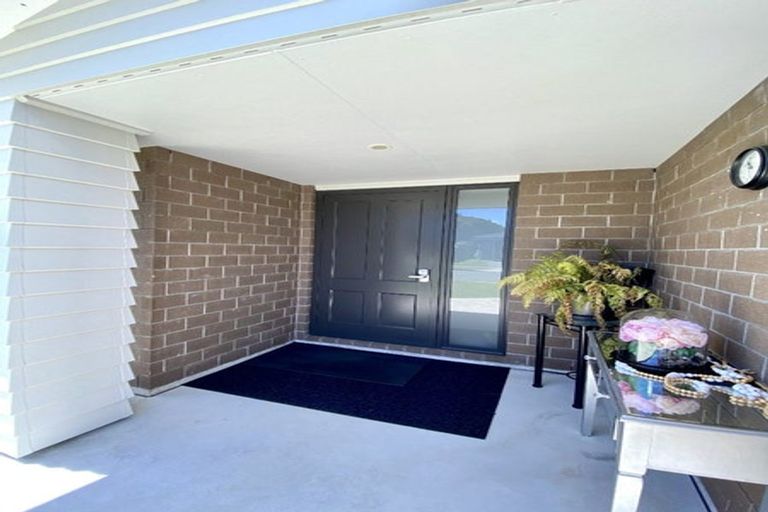 Photo of property in 6 Cory Jane Grove, Riverstone Terraces, Upper Hutt, 5018