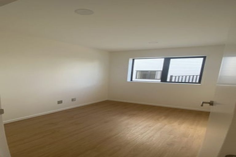 Photo of property in 37a Allington Road, Massey, Auckland, 0614