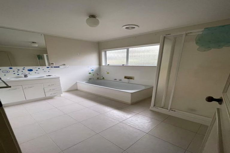 Photo of property in 14 Cobblestone Lane, Hillcrest, Auckland, 0627