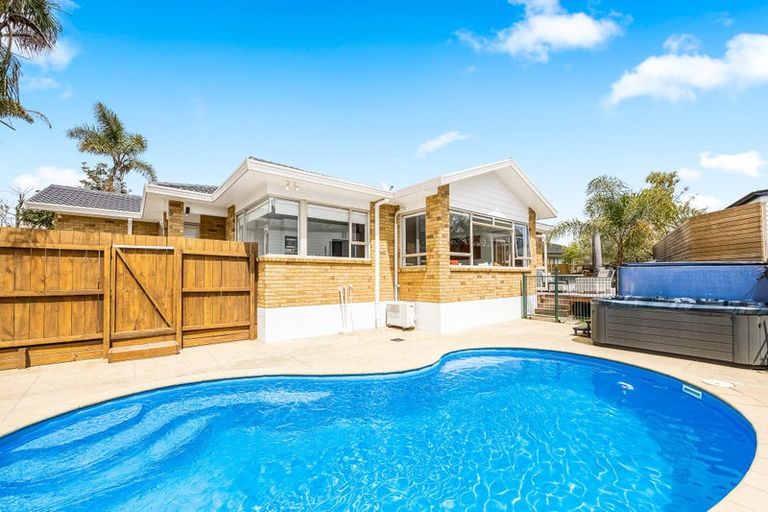 Photo of property in 30 Vermeer Place, West Harbour, Auckland, 0618