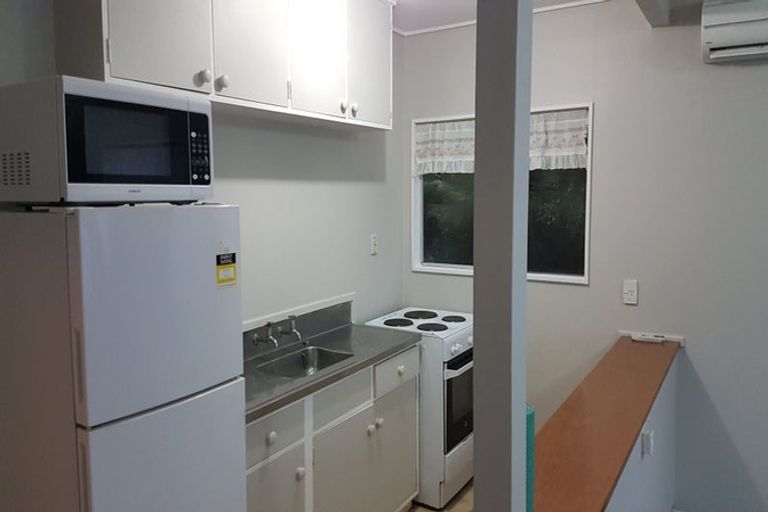 Photo of property in 32 Thurleigh Grove, Karori, Wellington, 6012