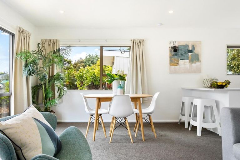 Photo of property in 9 Rewarewa Road, Te Atatu Peninsula, Auckland, 0610