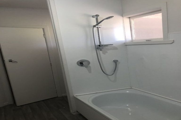 Photo of property in 1/68 Titirangi Road, New Lynn, Auckland, 0600