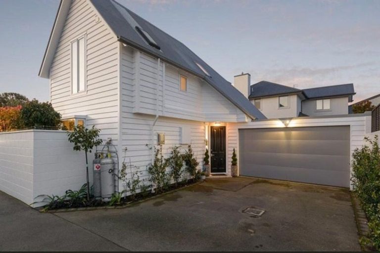 Photo of property in 34 Aikmans Road, Merivale, Christchurch, 8014