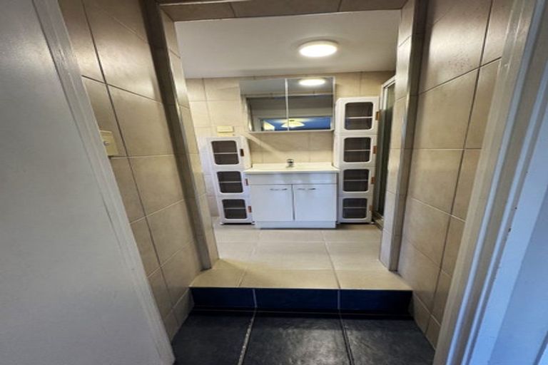 Photo of property in 18 Normanton Street, Glenfield, Auckland, 0629