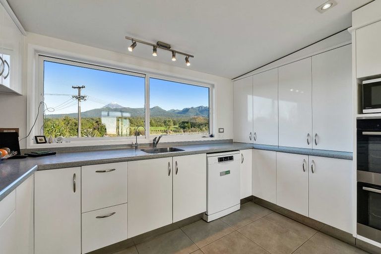 Photo of property in 1532 Carrington Road, Hurworth, New Plymouth, 4371