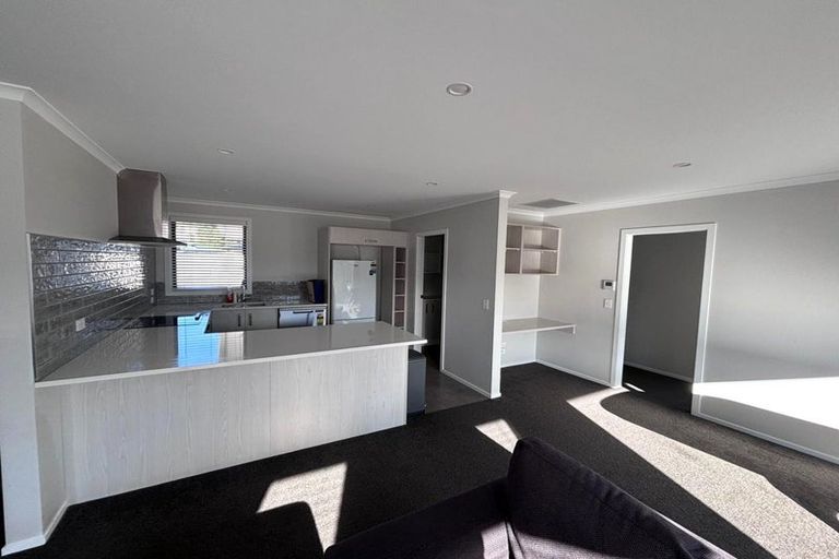 Photo of property in 5 Rewarewa Way, Timberlea, Upper Hutt, 5018