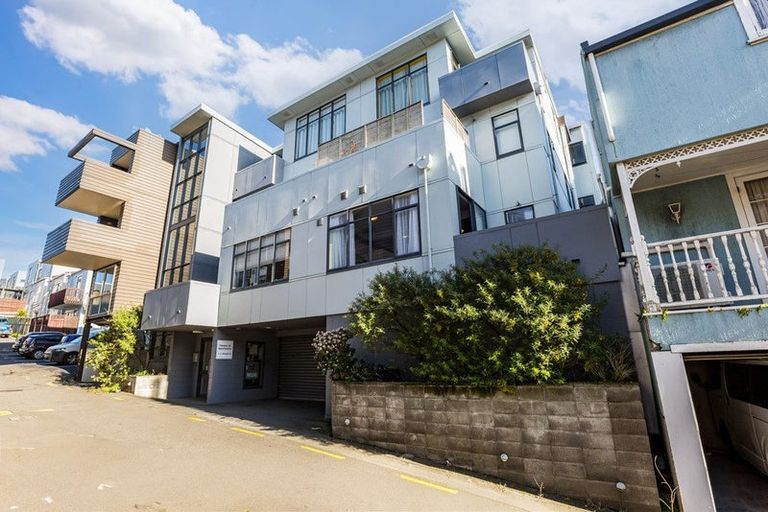 Photo of property in 2/27 Drummond Street, Mount Cook, Wellington, 6021