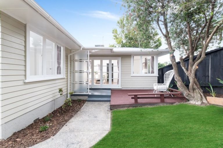 Photo of property in 75 Selwyn Crescent, Forrest Hill, Auckland, 0620