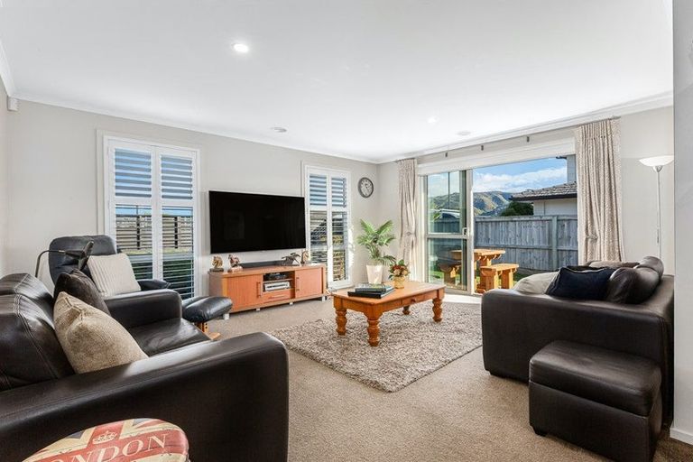 Photo of property in 86 Queen Charlotte Drive, Aotea, Porirua, 5024