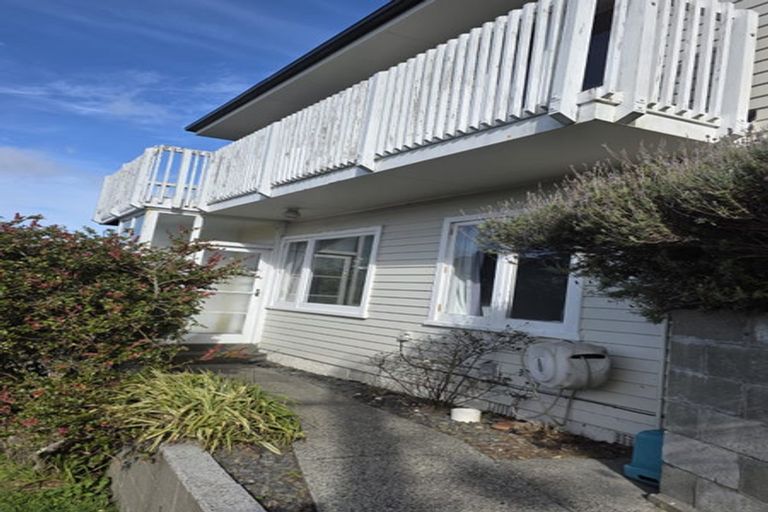 Photo of property in 15 Spenmoor Street, Newlands, Wellington, 6037