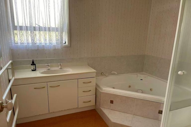 Photo of property in 17 Waller Avenue, Bucklands Beach, Auckland, 2012