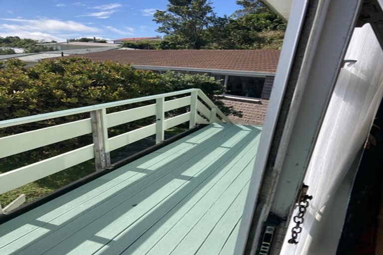 Photo of property in 8a Longcroft Terrace, Newlands, Wellington, 6037