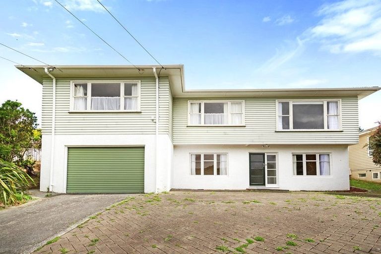Photo of property in 17 Lane Crescent, Tawa, Wellington, 5028