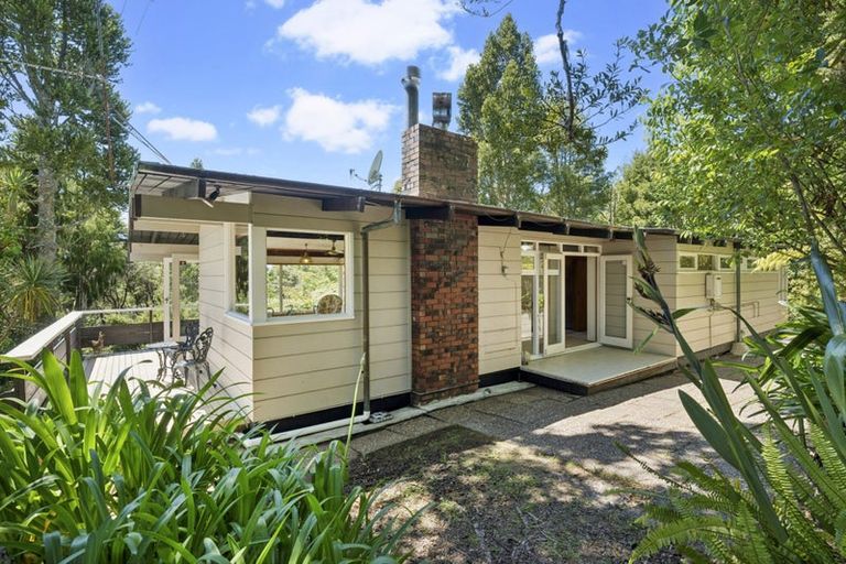 Photo of property in 222 Atkinson Road, Titirangi, Auckland, 0604