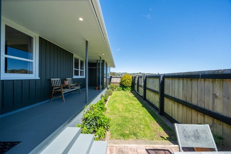Photo of property in 11 Pauline Way, Paparangi, Wellington, 6037