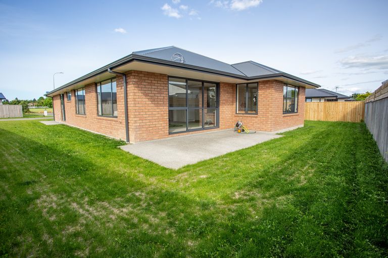 Photo of property in 7 Devon Lane, Carterton, 5713