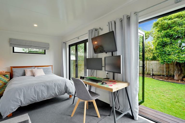 Photo of property in 14 Harbour View Road, Te Atatu Peninsula, Auckland, 0610