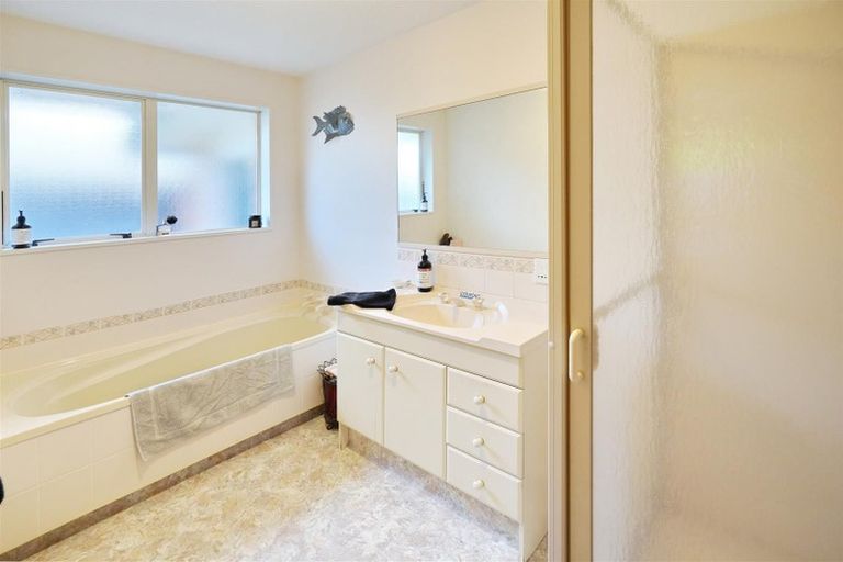 Photo of property in 2 Murfitt Place, Sockburn, Christchurch, 8042