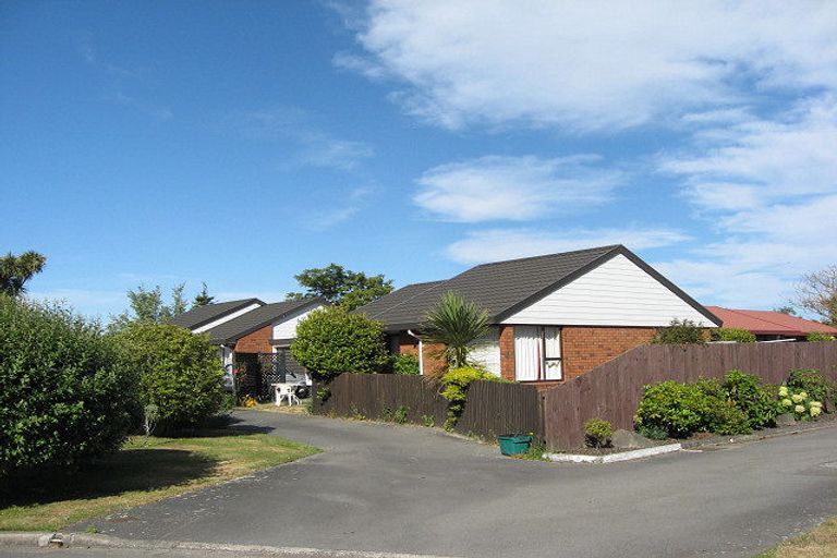 Photo of property in 2/21 Farnley Place, Parklands, Christchurch, 8083