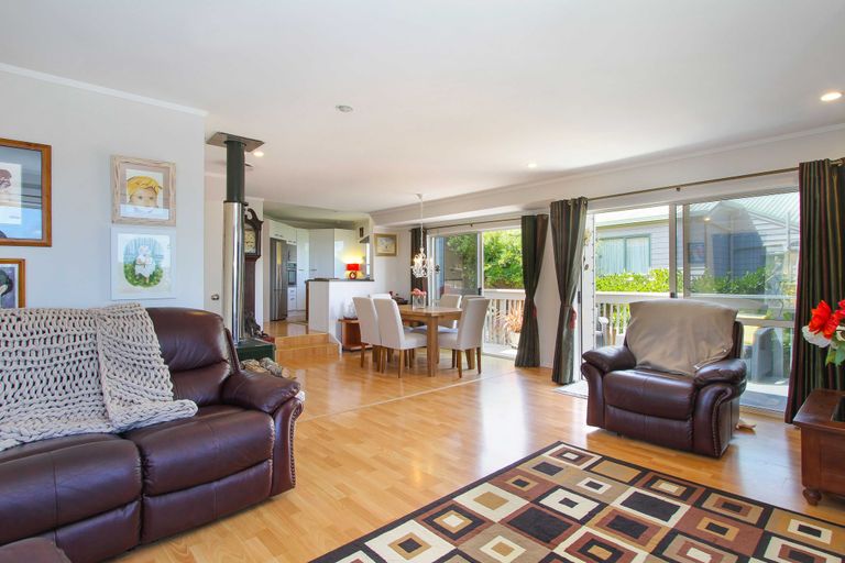 Photo of property in 272 Glamorgan Drive, Northcross, Auckland, 0630