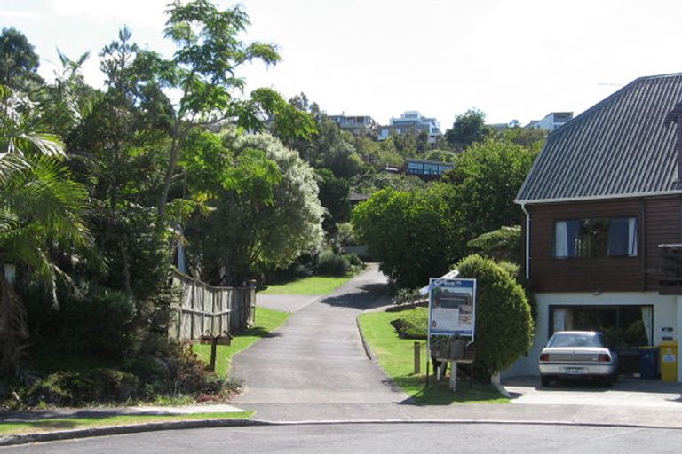 Photo of property in 6 Stitchbird Close, Murrays Bay, Auckland, 0630