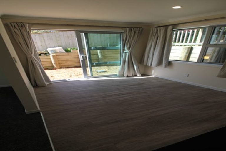 Photo of property in 13 Warrington Grove, Newlands, Wellington, 6037