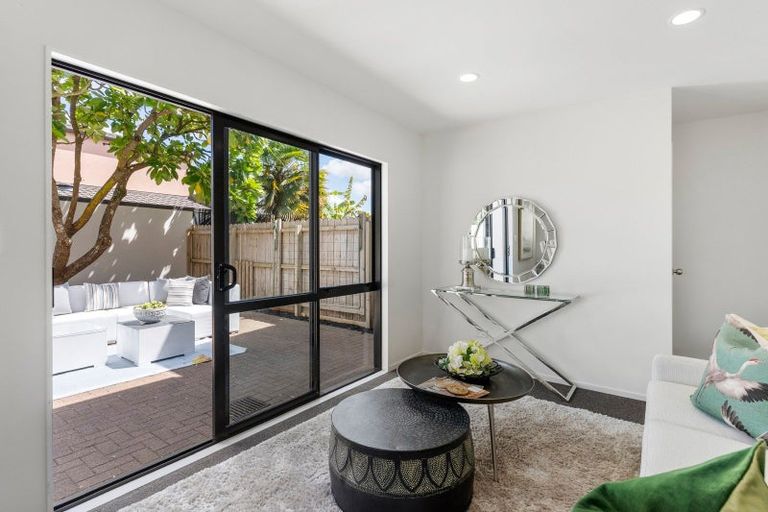 Photo of property in 11 Spalding Rise, Golflands, Auckland, 2013