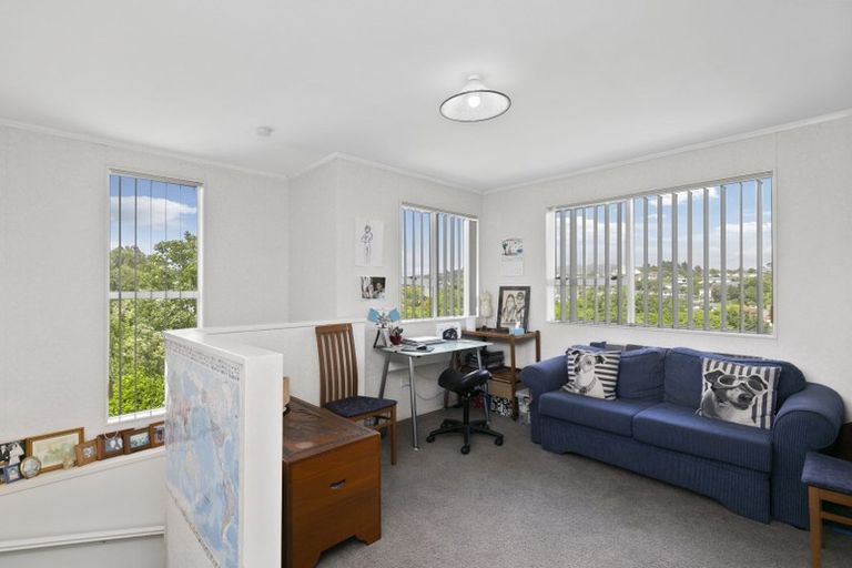 Photo of property in 23b Kingsbridge Place, Newlands, Wellington, 6037