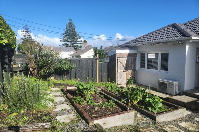 Photo of property in 20 Humphrey Kemp Avenue, Henderson, Auckland, 0612