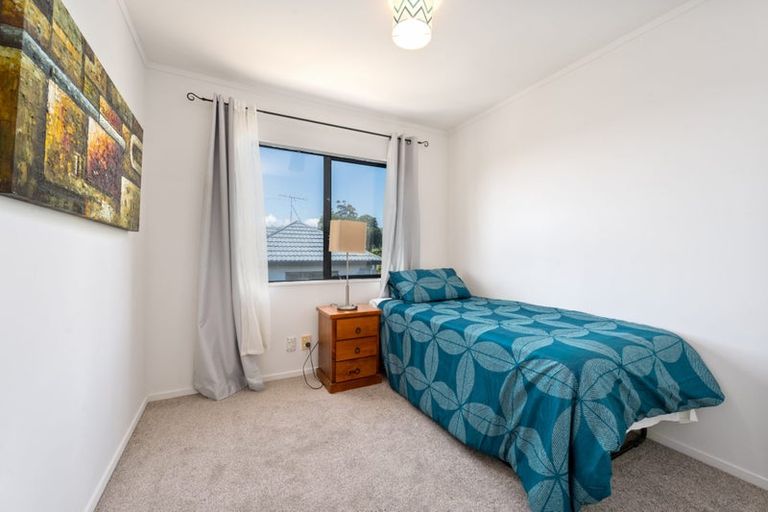Photo of property in 3 Loughanure Place, Massey, Auckland, 0614
