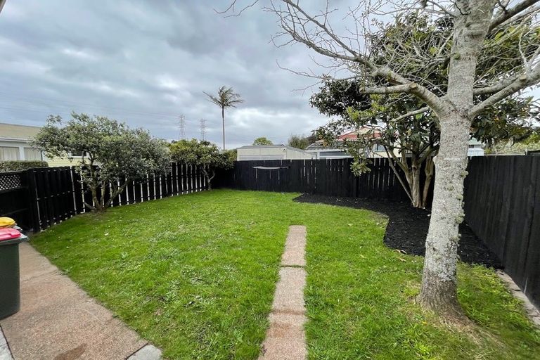 Photo of property in 1 Marlene Avenue, Te Atatu South, Auckland, 0610