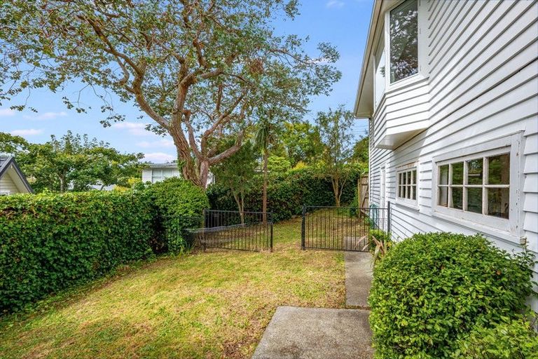 Photo of property in 48 Homewood Crescent, Karori, Wellington, 6012