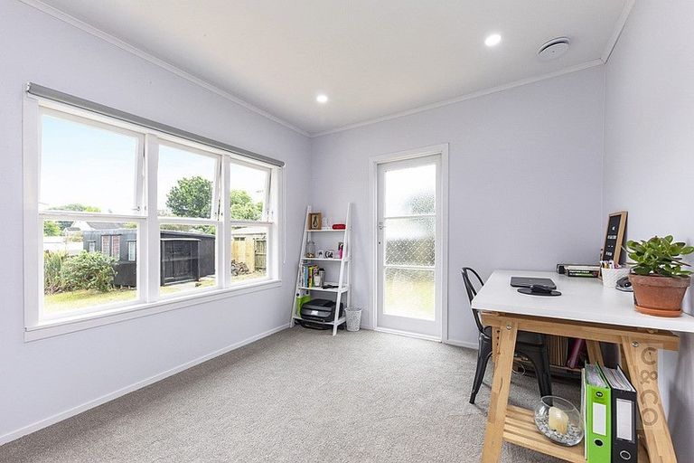 Photo of property in 16 Great North Road, Riverhead, 0820