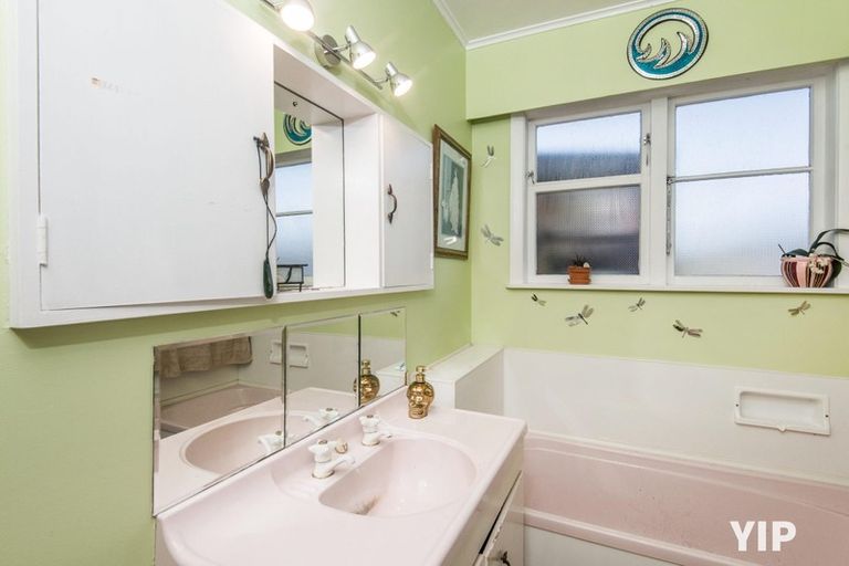 Photo of property in 3 Tawa Terrace, Tawa, Wellington, 5028