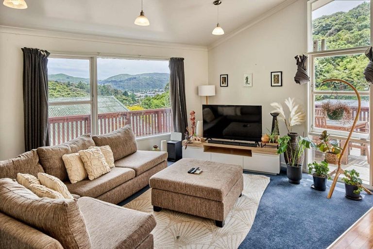 Photo of property in 19 Holmes Grove, Naenae, Lower Hutt, 5011