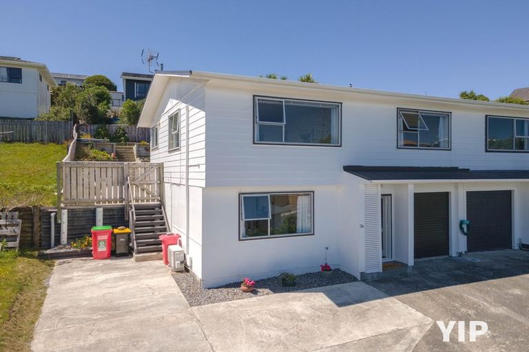 Photo of property in 9a Pimlico Place, Newlands, Wellington, 6037