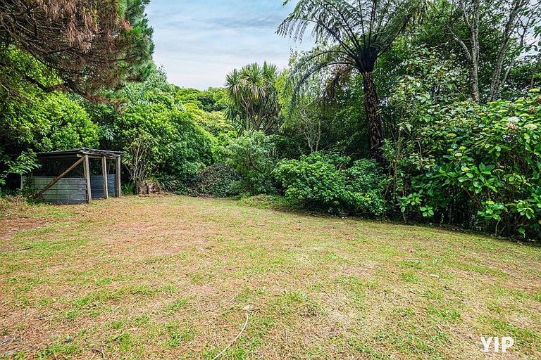 Photo of property in 27a Fernhaven Grove, Newlands, Wellington, 6037