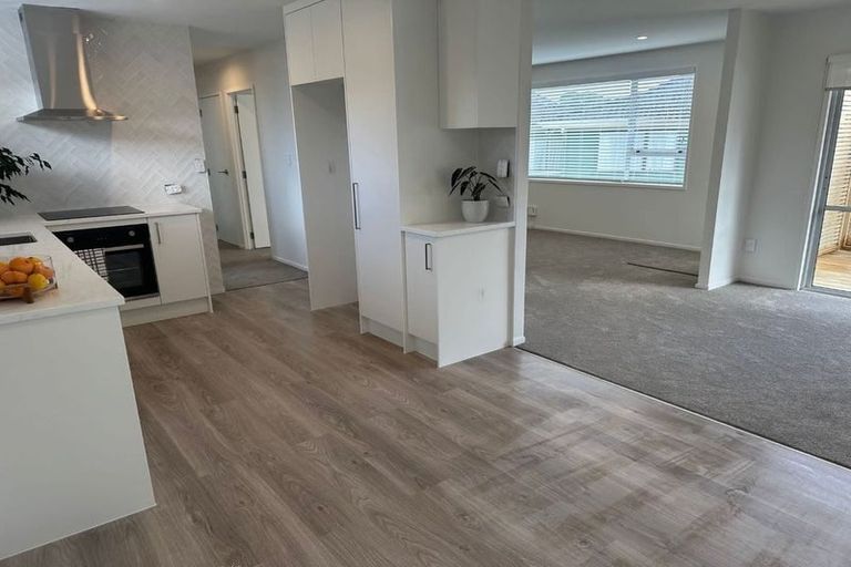 Photo of property in 115 Kemp Road, Massey, Auckland, 0614