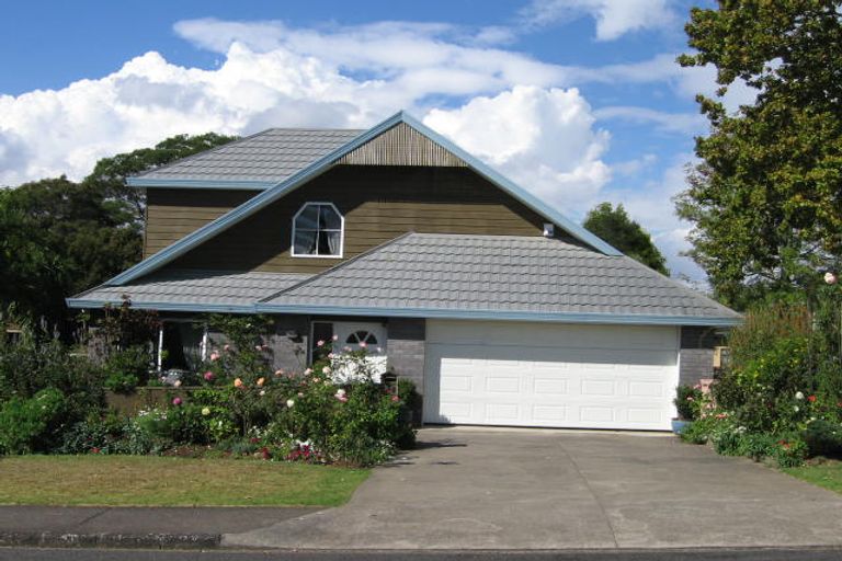 Photo of property in 14 Cleve Road, Green Bay, Auckland, 0604