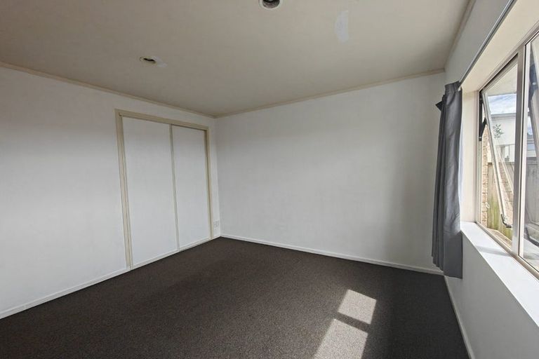 Photo of property in 6/520 Don Buck Road, Westgate, Auckland, 0614